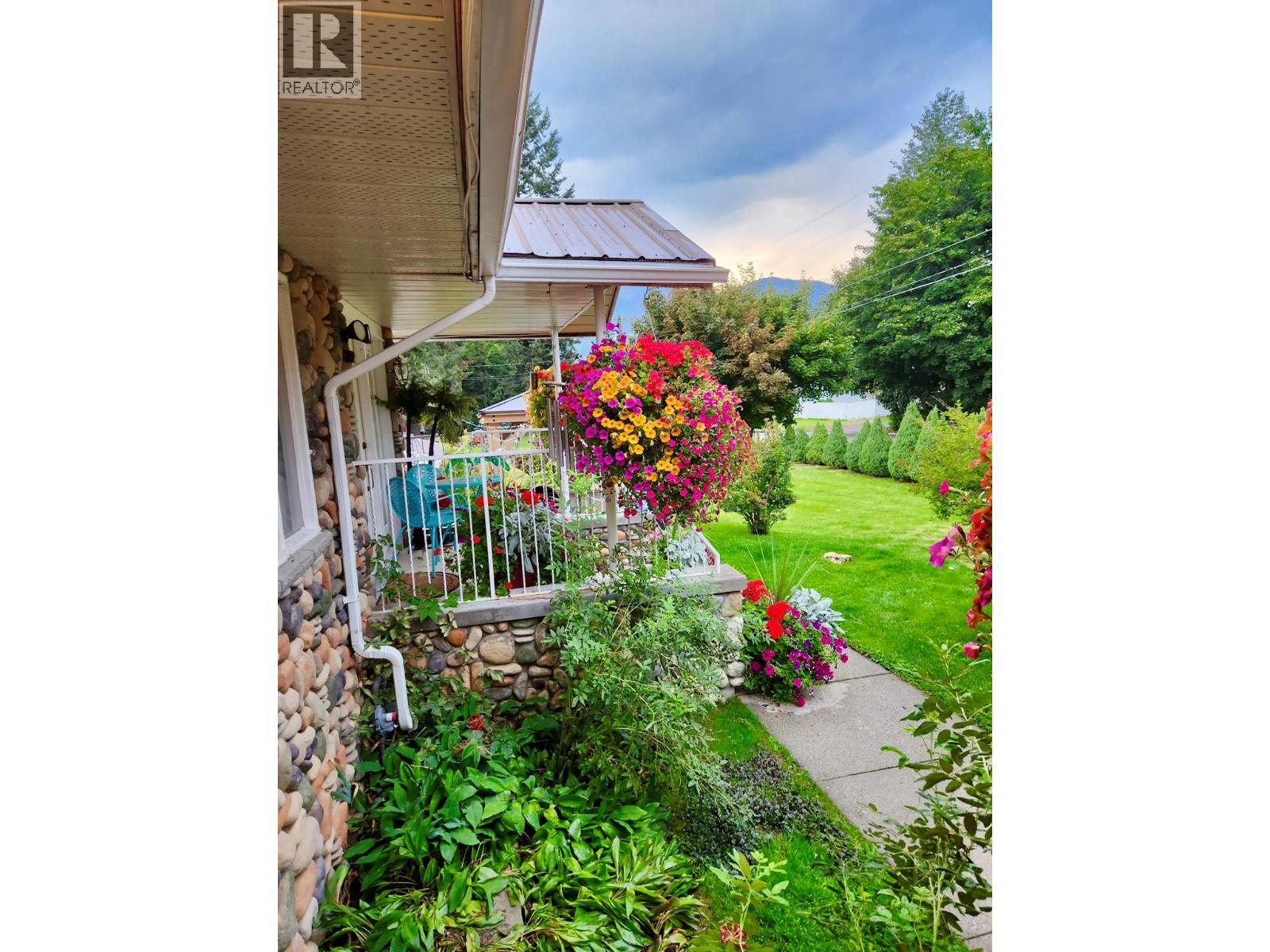 61 Kingsley Road, Christina Lake, British Columbia  V0H 1E2 - Photo 7 - 10382271