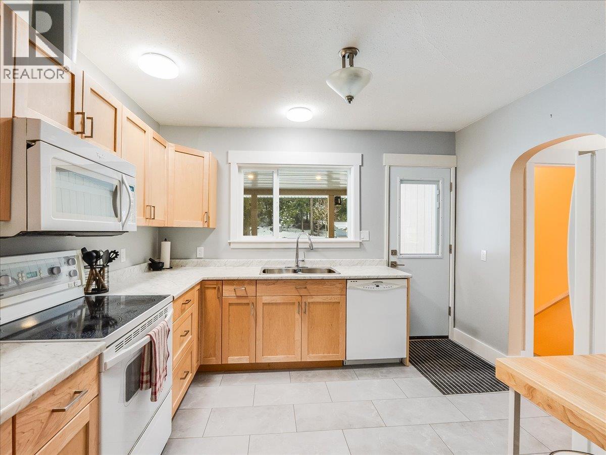 2824 9th Avenue, Castlegar, British Columbia  V1N 2Z1 - Photo 9 - 10380148