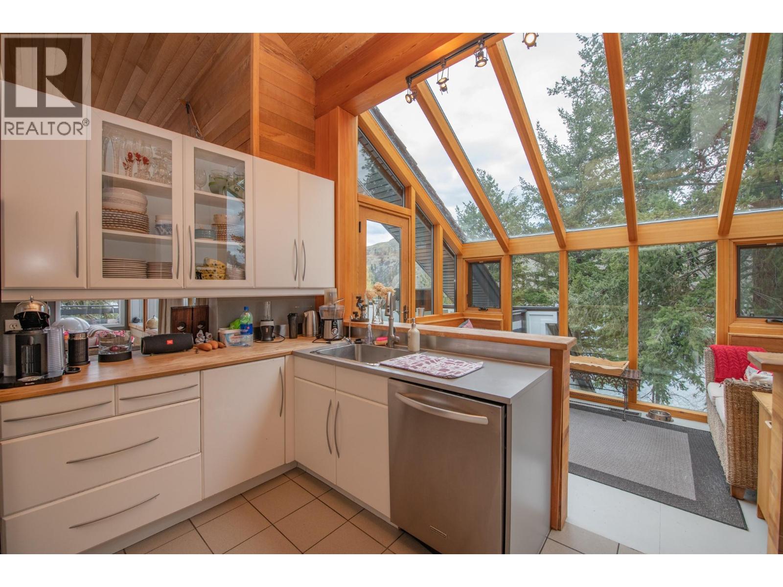 13804 Ponderosa Way, Coldstream, British Columbia  V1B 1A4 - Photo 11 - 10357157