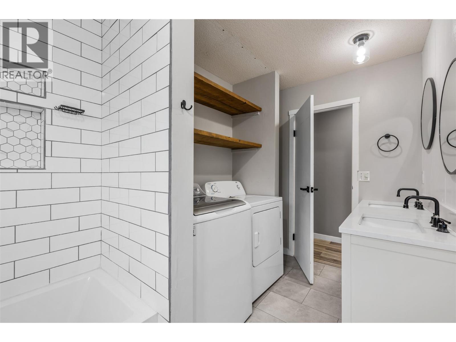 4404 Westview Drive, Vernon, British Columbia  V1T 7M6 - Photo 12 - 10381964