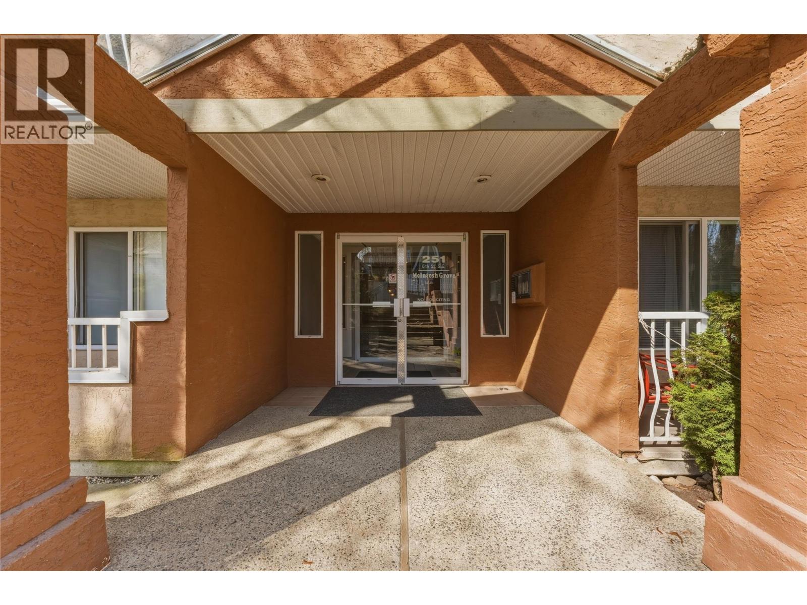251 6 Street Se Unit# 104, Salmon Arm, British Columbia  V1E 1J9 - Photo 1 - 10382572