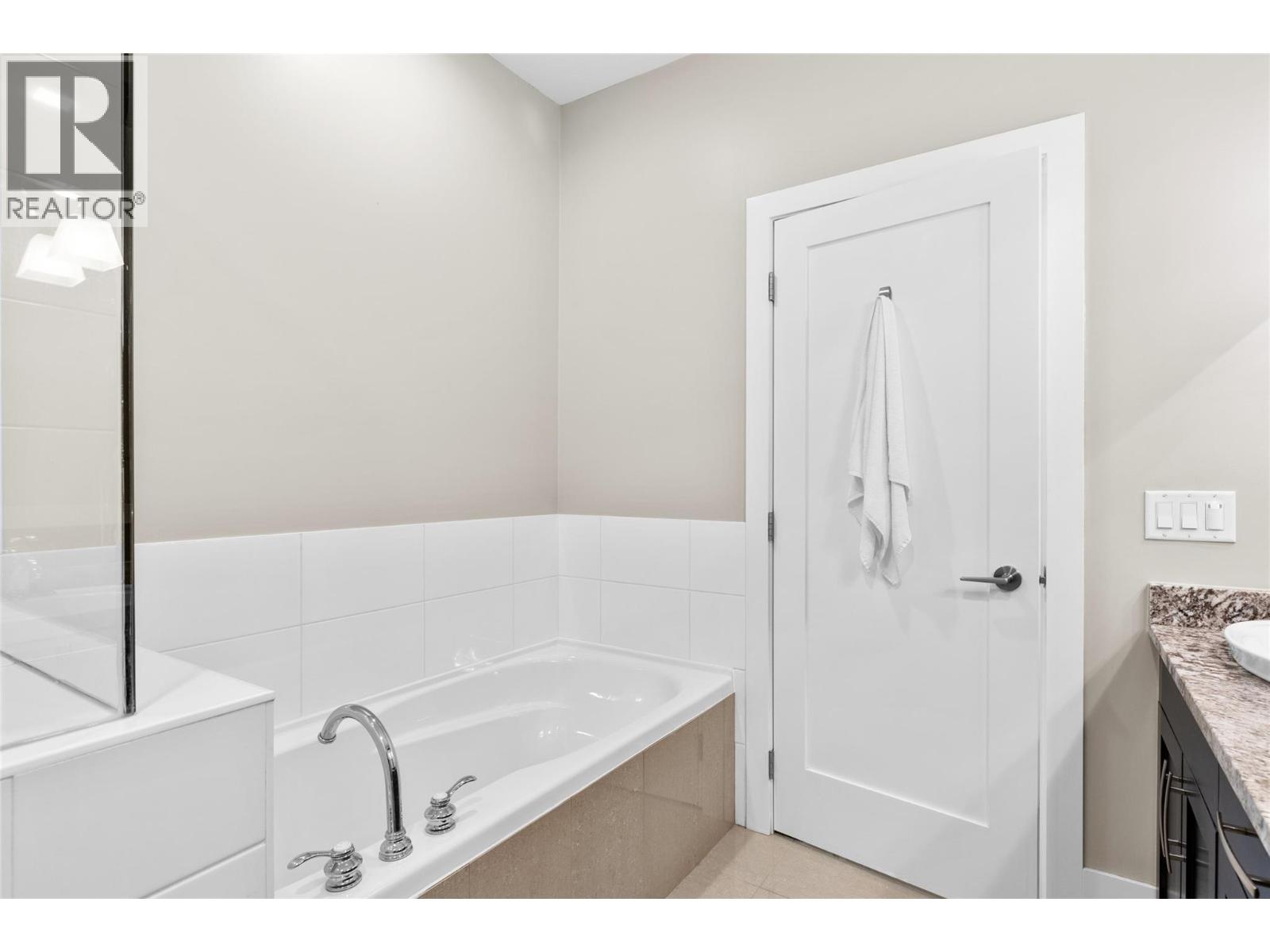 4000 Redstone Crescent Unit# 221, Peachland, British Columbia  V0H 1X5 - Photo 31 - 10383182