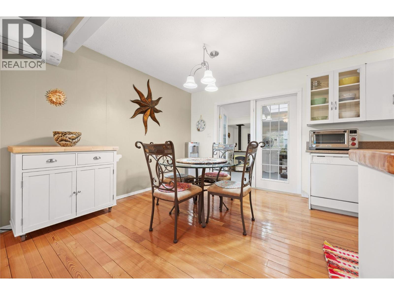 5882 Victoria Street, Peachland, British Columbia  V0X 1X4 - Photo 10 - 10383241