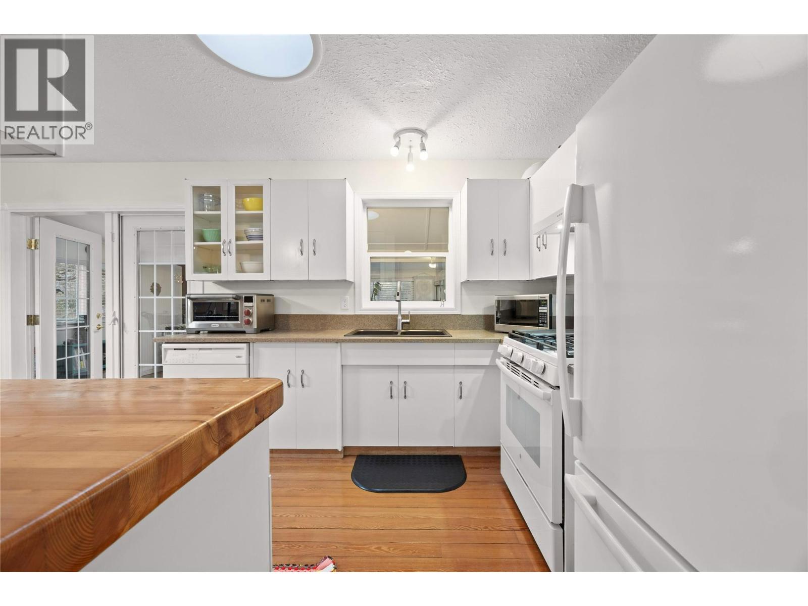 5882 Victoria Street, Peachland, British Columbia  V0X 1X4 - Photo 12 - 10383241