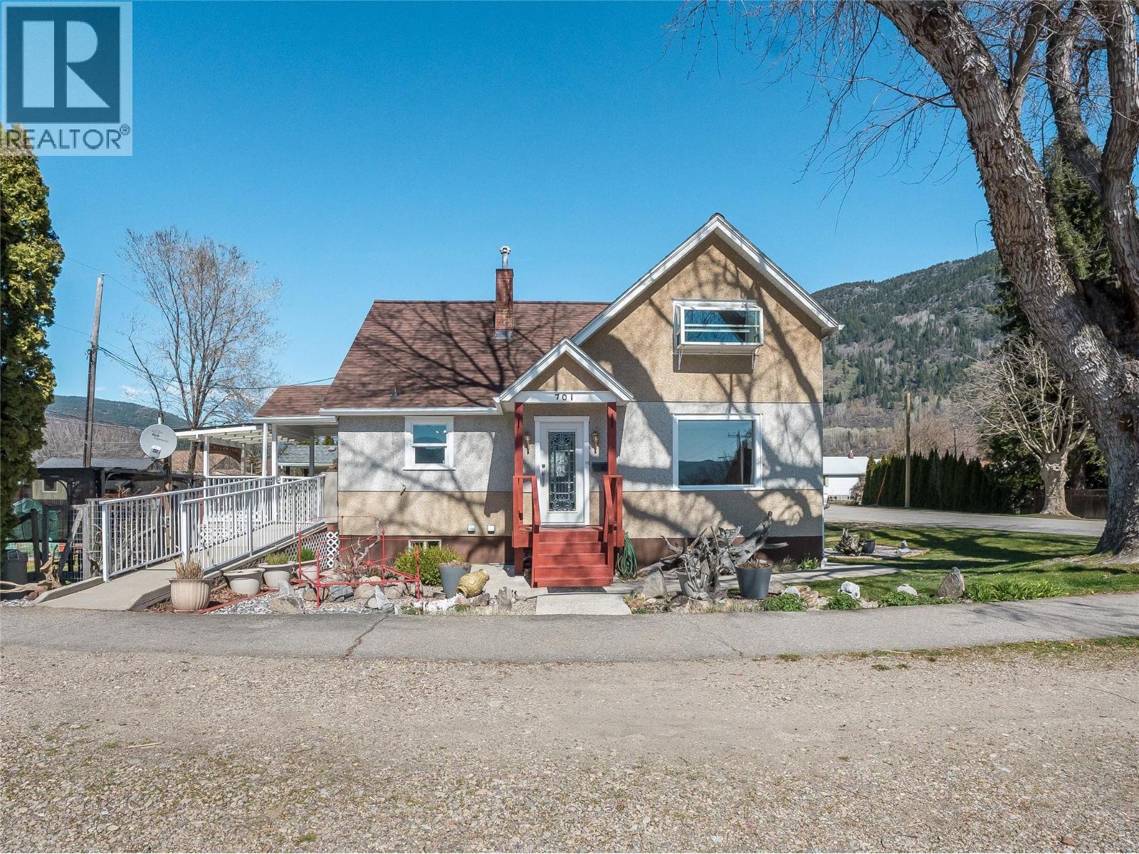 701 4th Street, Castlegar, British Columbia  V1N 2B7 - Photo 1 - 10383175