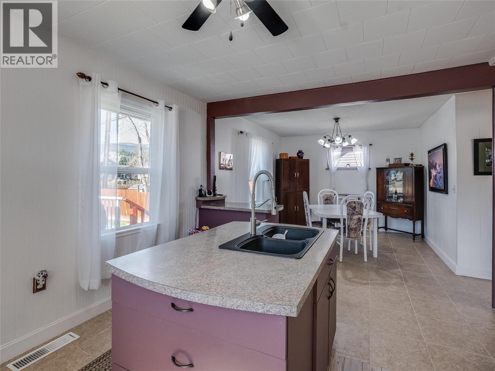 701 4th Street, Castlegar, British Columbia  V1N 2B7 - Photo 17 - 10383175