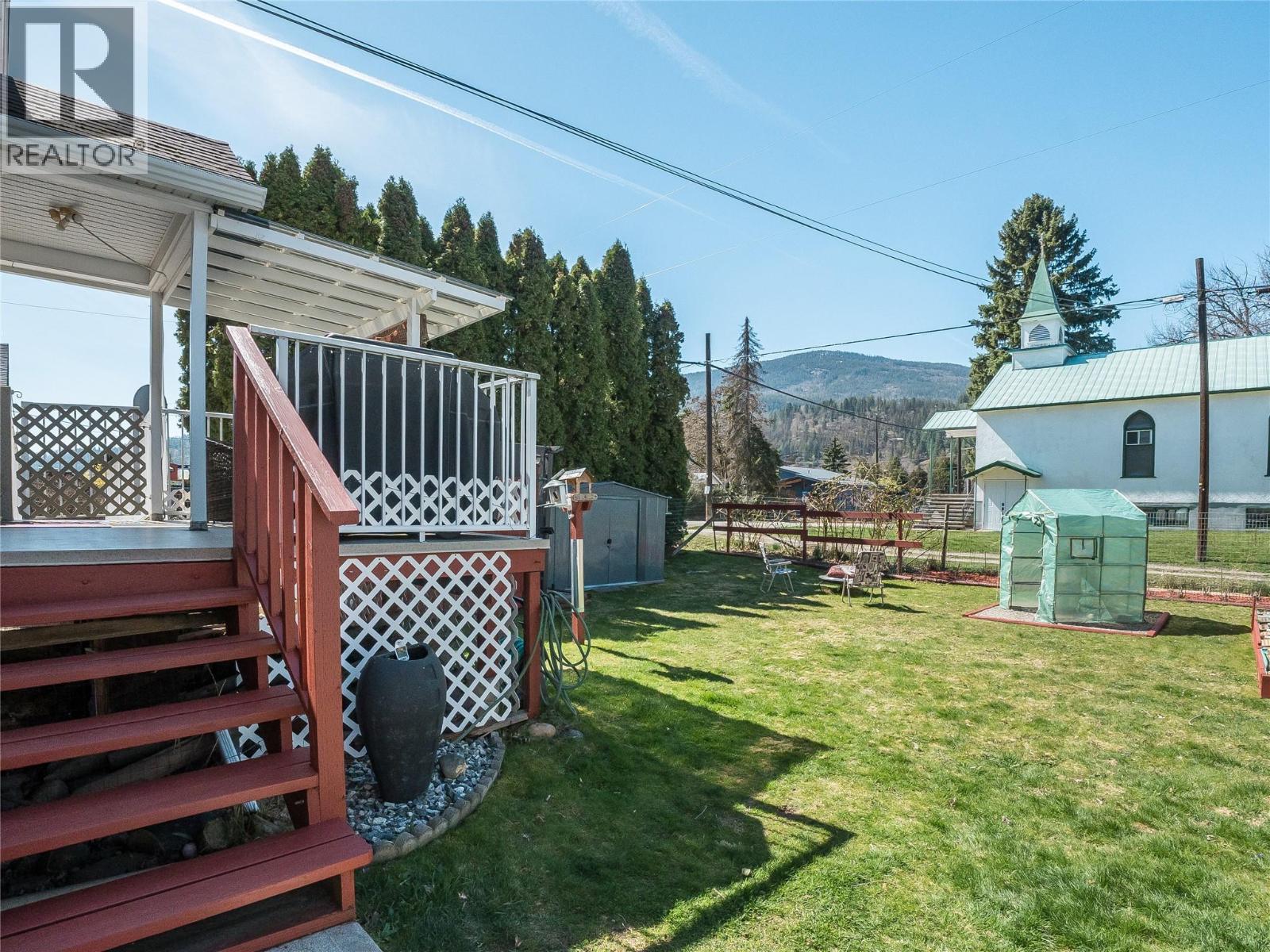 701 4th Street, Castlegar, British Columbia  V1N 2B7 - Photo 5 - 10383175