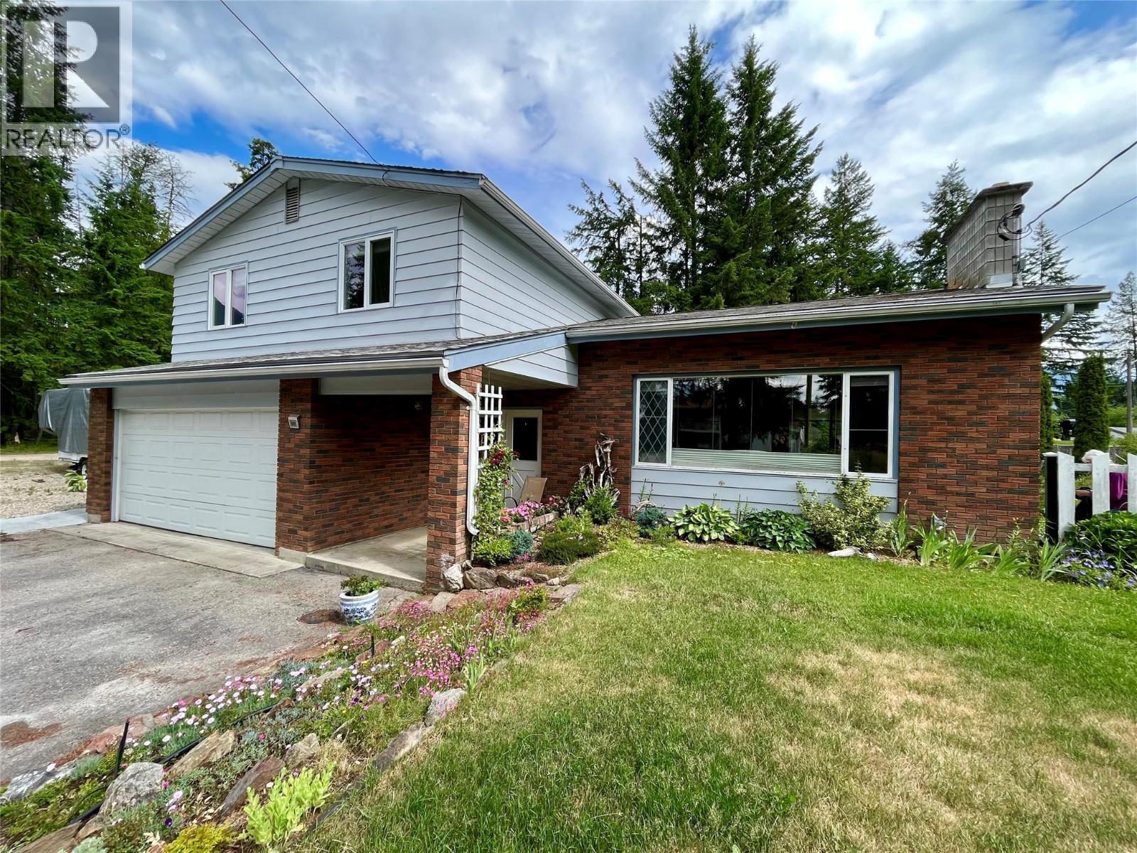 609 10th Avenue Nw, Nakusp, British Columbia  V0G 1R0 - Photo 1 - 10383263