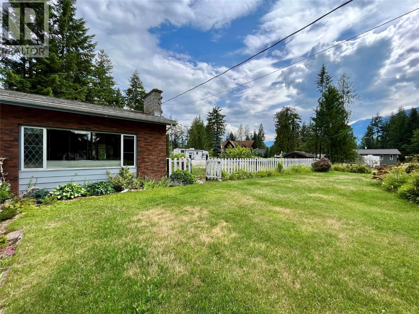 609 10th Avenue Nw, Nakusp, British Columbia  V0G 1R0 - Photo 24 - 10383263