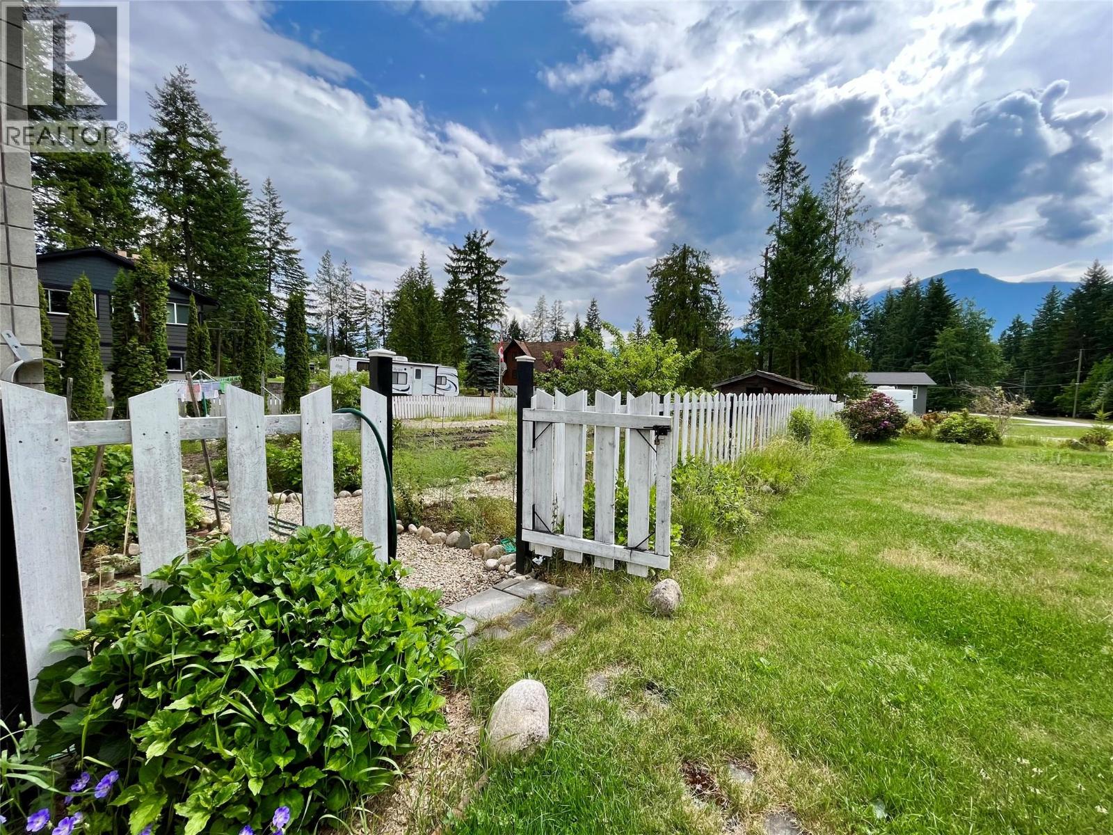 609 10th Avenue Nw, Nakusp, British Columbia  V0G 1R0 - Photo 25 - 10383263