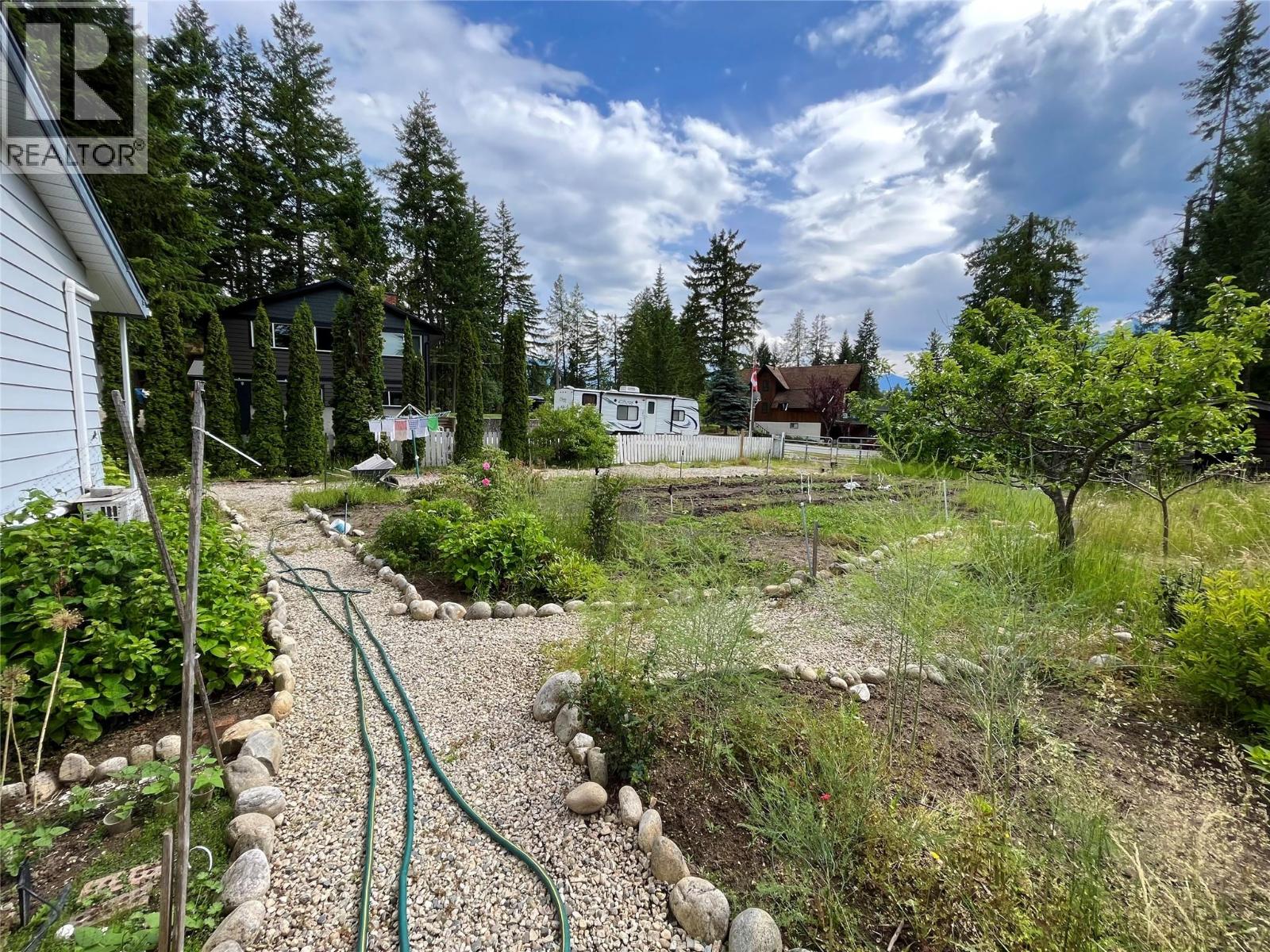 609 10th Avenue Nw, Nakusp, British Columbia  V0G 1R0 - Photo 26 - 10383263