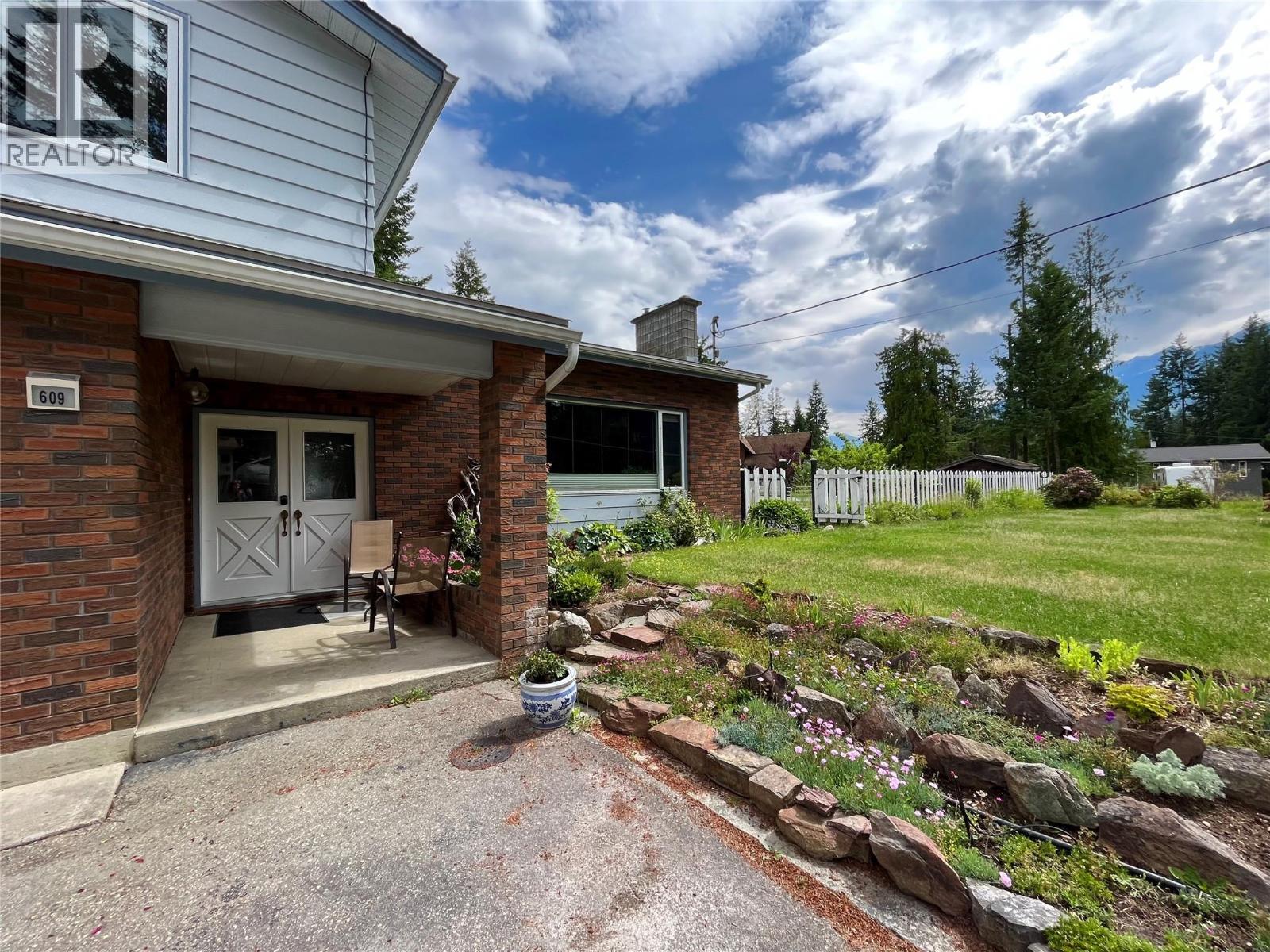 609 10th Avenue Nw, Nakusp, British Columbia  V0G 1R0 - Photo 33 - 10383263