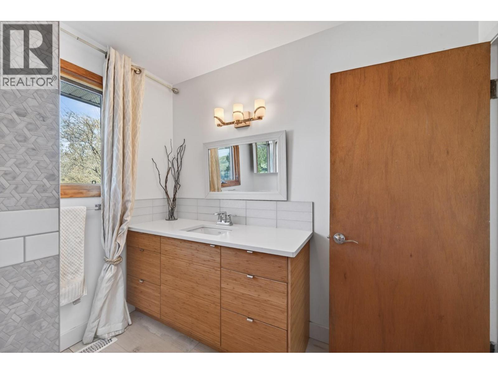 1034 Laroque Street, Kamloops, British Columbia  V2B 5L5 - Photo 10 - 10381664