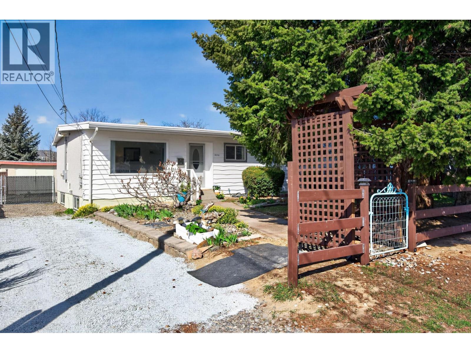 1034 Laroque Street, Kamloops, British Columbia  V2B 5L5 - Photo 2 - 10381664