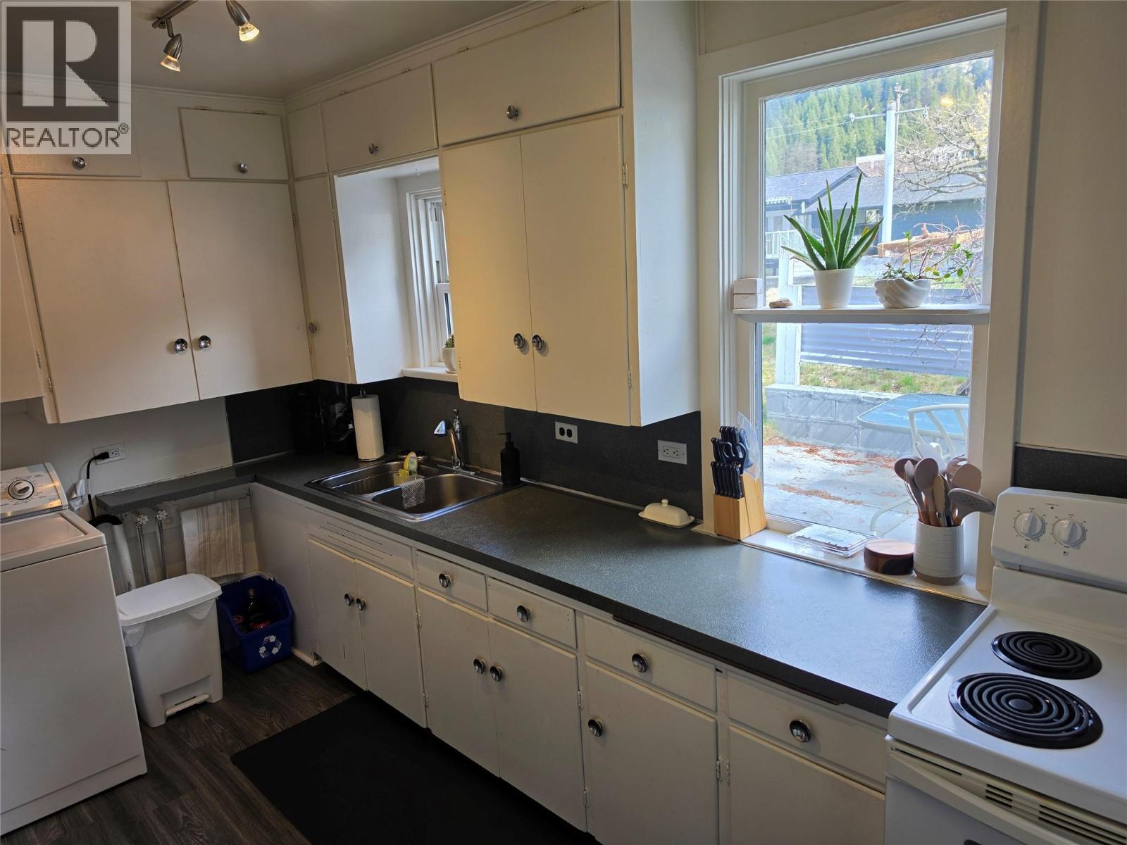 804 Eighth Street, Nelson, British Columbia  V1L 3B1 - Photo 4 - 10383190