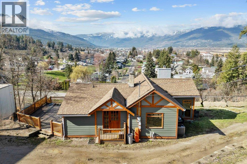 1321 10 Avenue Ne, Salmon Arm, British Columbia  V1E 2V6 - Photo 1 - 10383237