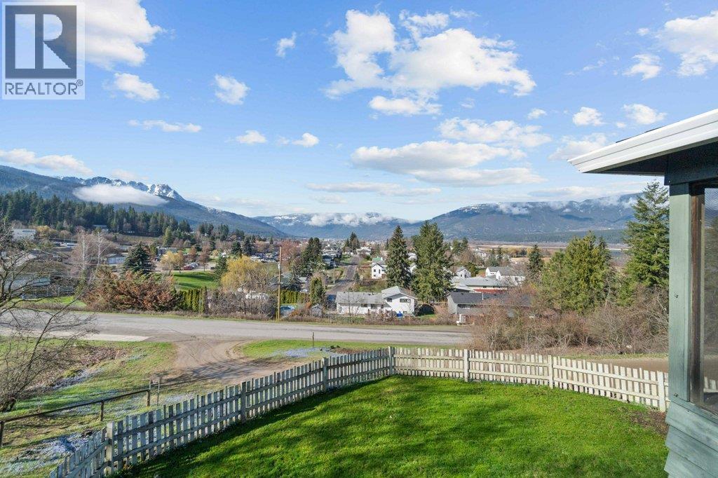 1321 10 Avenue Ne, Salmon Arm, British Columbia  V1E 2V6 - Photo 3 - 10383237