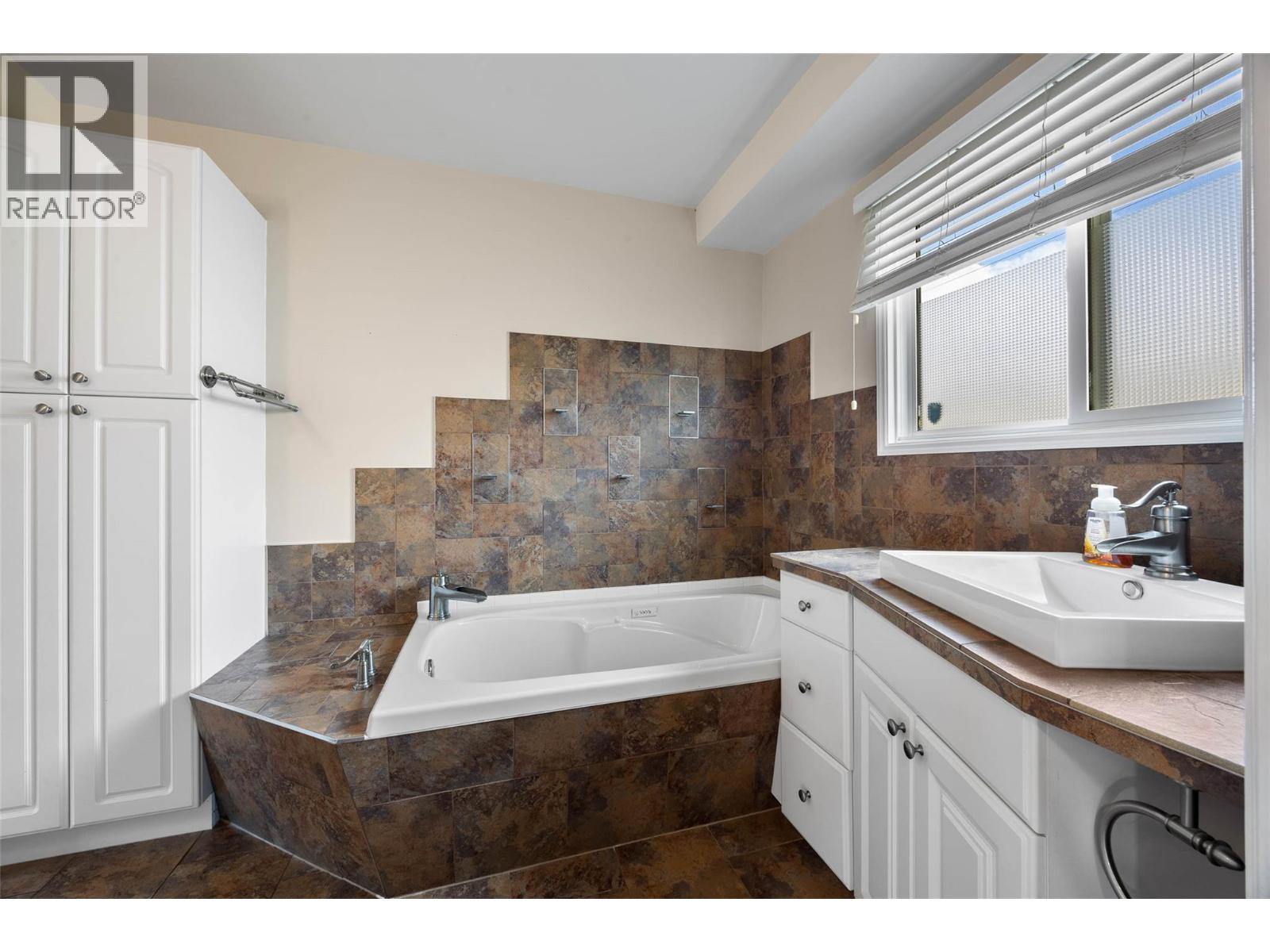 1825 Parkcrest Avenue, Kamloops, British Columbia  V2B 4W8 - Photo 12 - 10383177