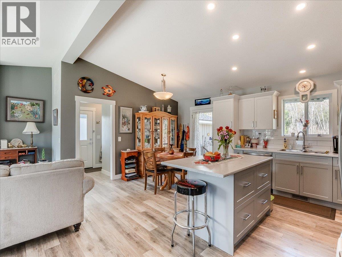 4008 16th Avenue, Castlegar, British Columbia  V1N 4A2 - Photo 33 - 10382931