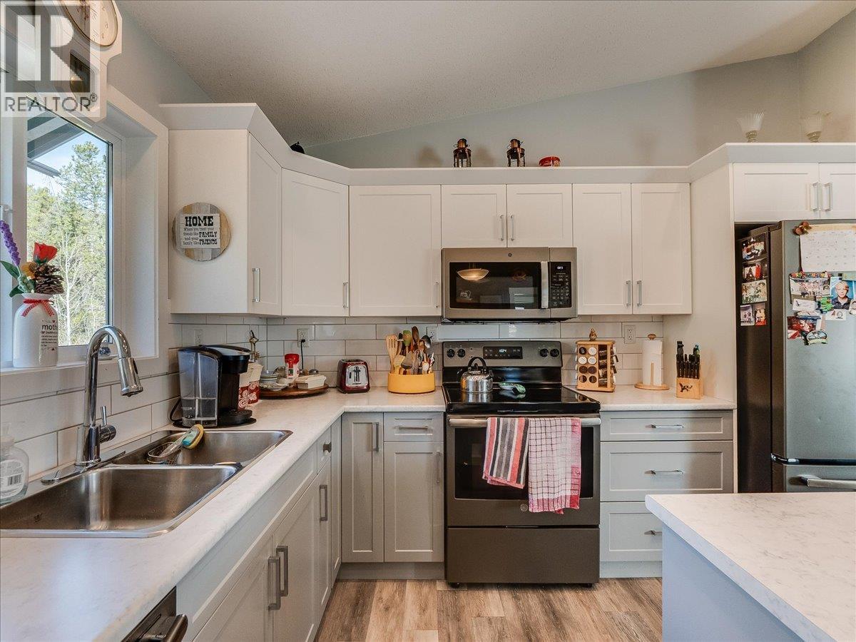 4008 16th Avenue, Castlegar, British Columbia  V1N 4A2 - Photo 36 - 10382931