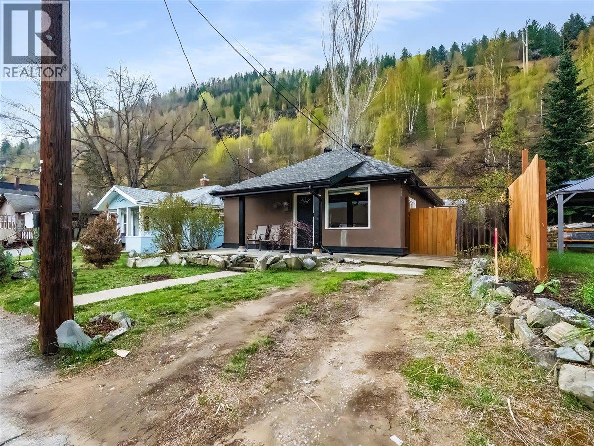 2006 Daniel Street, Trail, British Columbia  V1R 4G9 - Photo 3 - 10382701