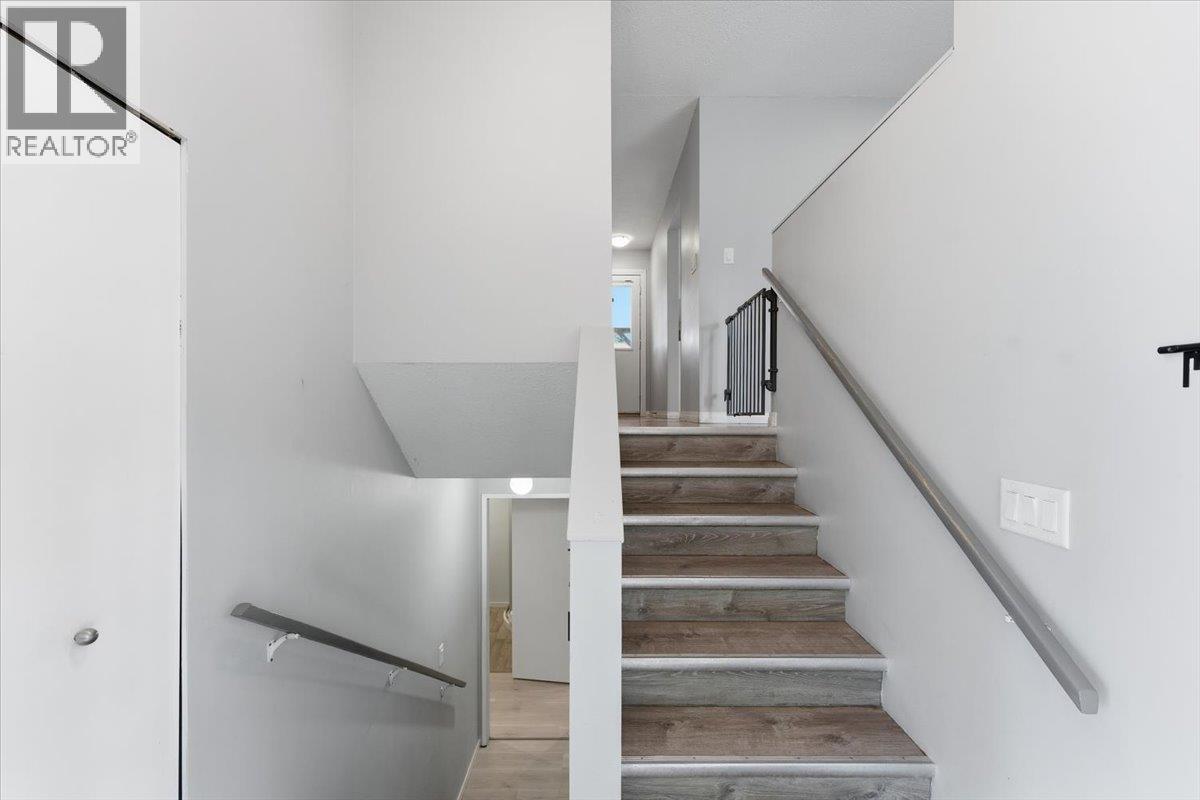 330 27 Street Ne, Salmon Arm, British Columbia  V1E 2A2 - Photo 3 - 10381251