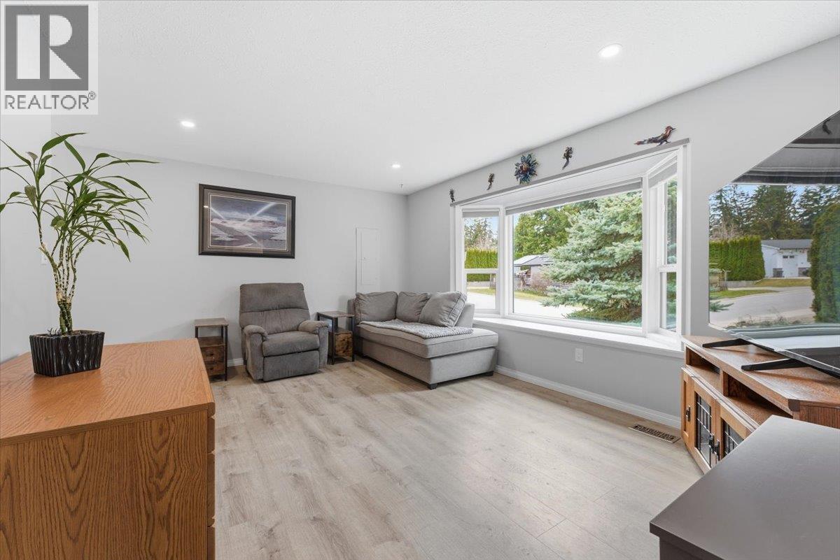 330 27 Street Ne, Salmon Arm, British Columbia  V1E 2A2 - Photo 4 - 10381251