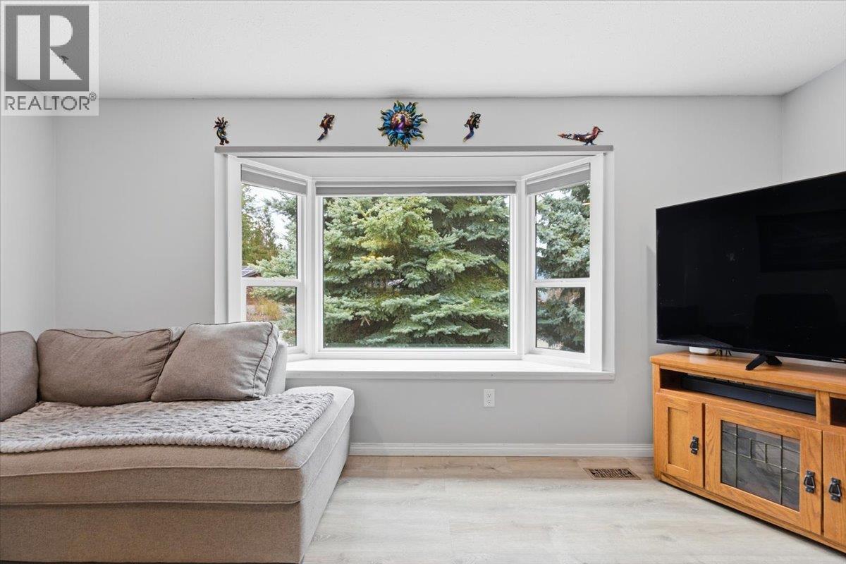 330 27 Street Ne, Salmon Arm, British Columbia  V1E 2A2 - Photo 6 - 10381251