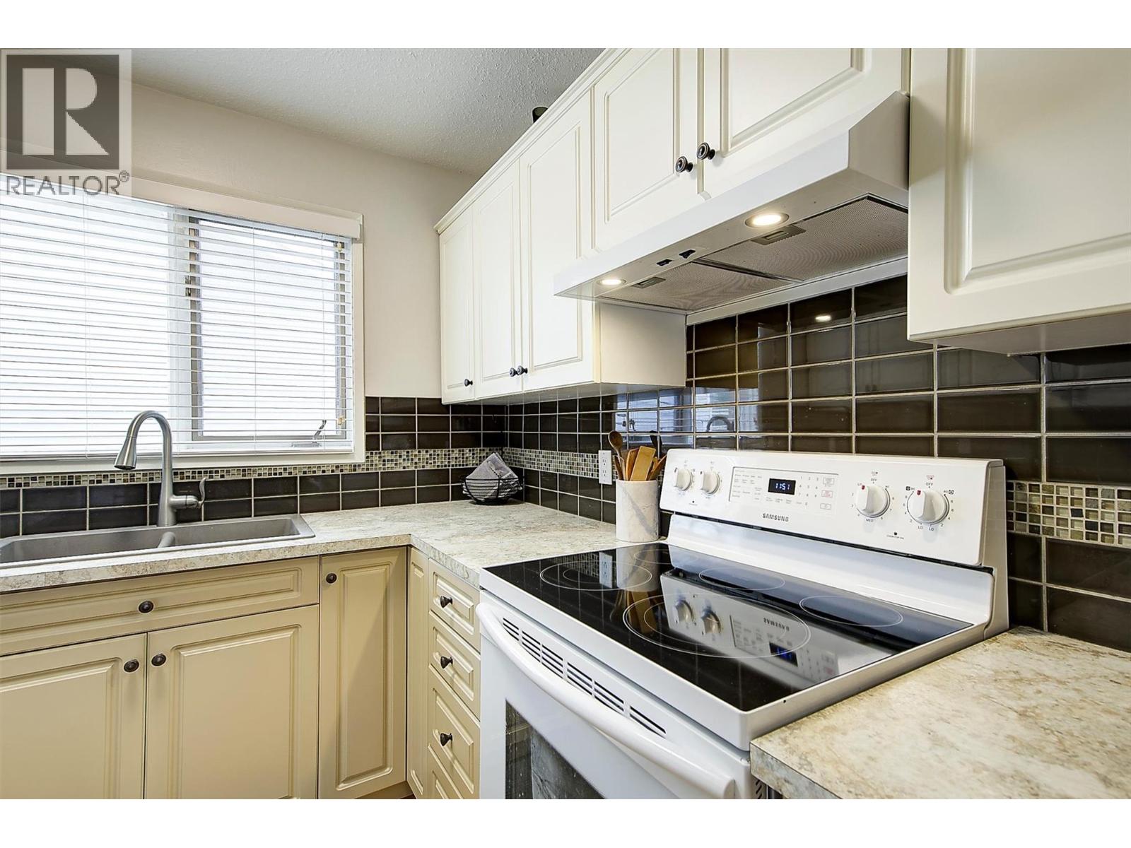 2640 Gordon Drive, Kelowna, British Columbia  V1W 3R2 - Photo 13 - 10375621