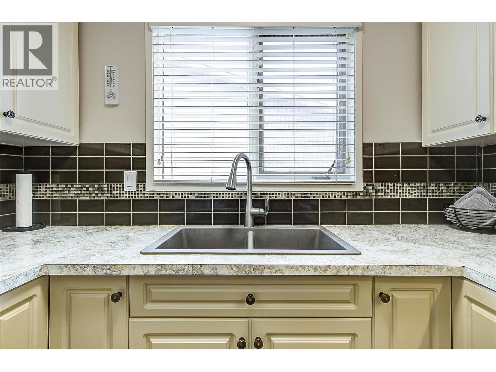 2640 Gordon Drive, Kelowna, British Columbia  V1W 3R2 - Photo 14 - 10375621