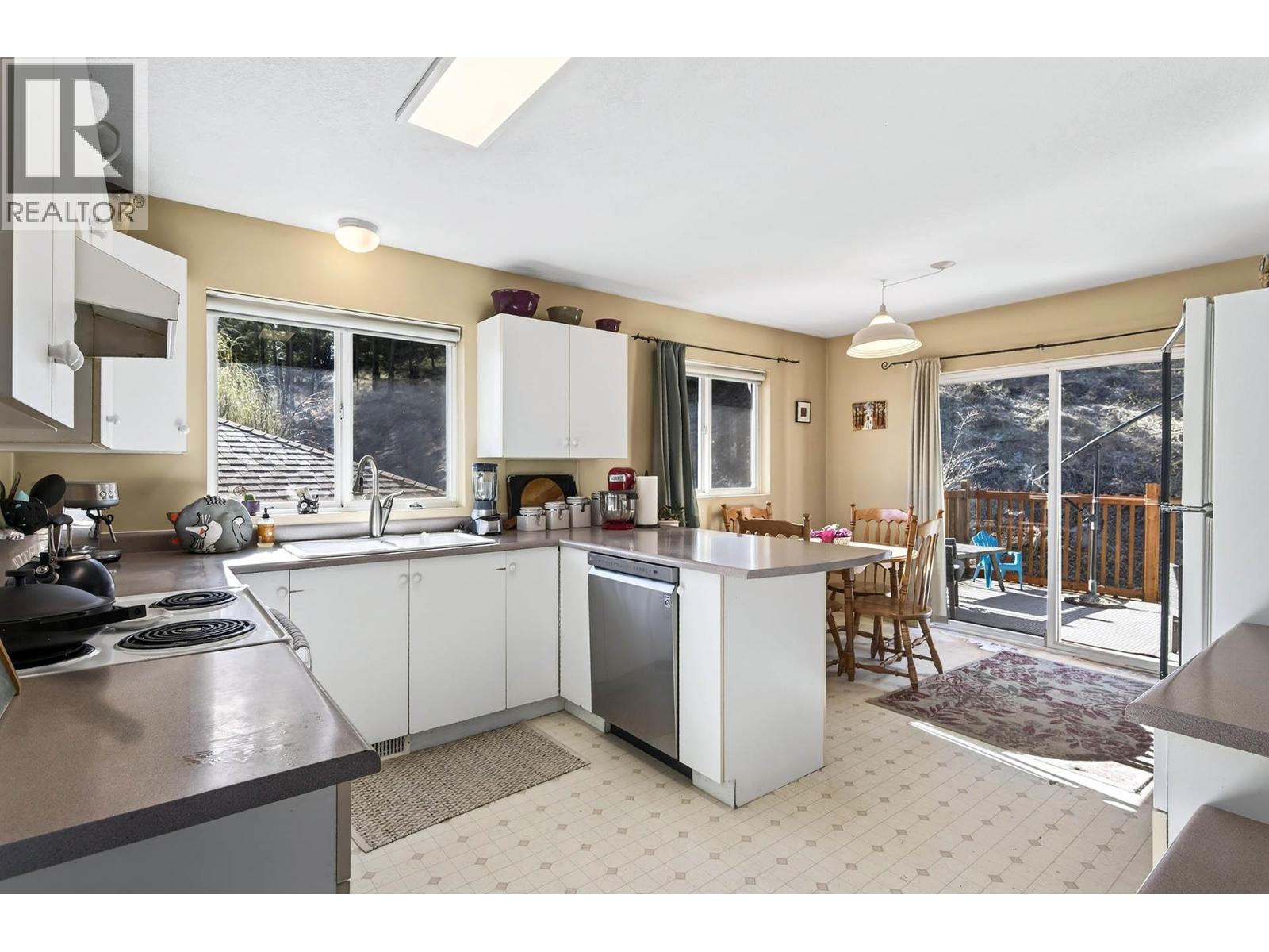 2349 Drummond Court, Kamloops, British Columbia  V1S 1T8 - Photo 7 - 10383438