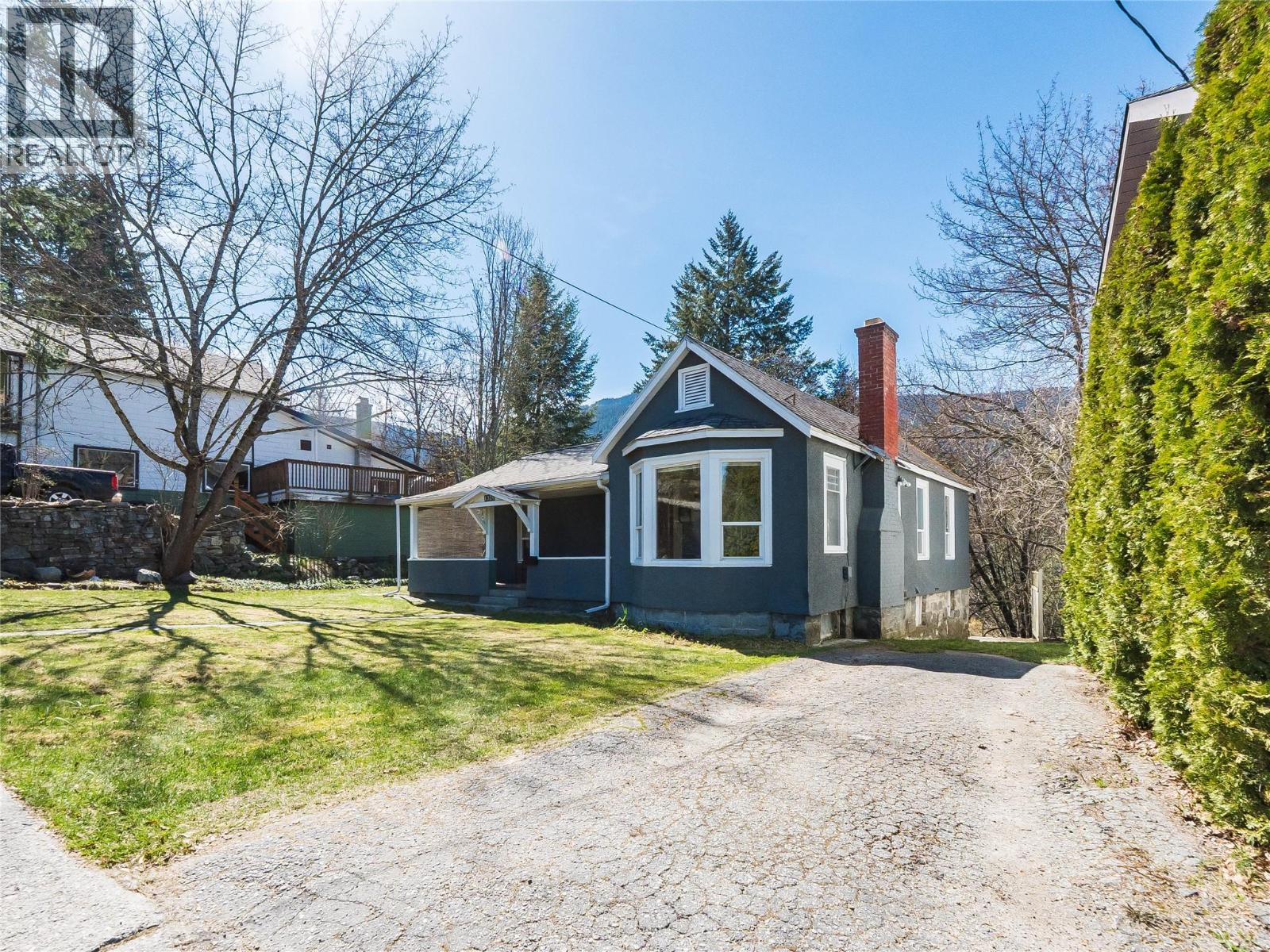 1320 Falls Street, Nelson, British Columbia  V1L 1J4 - Photo 1 - 10383379