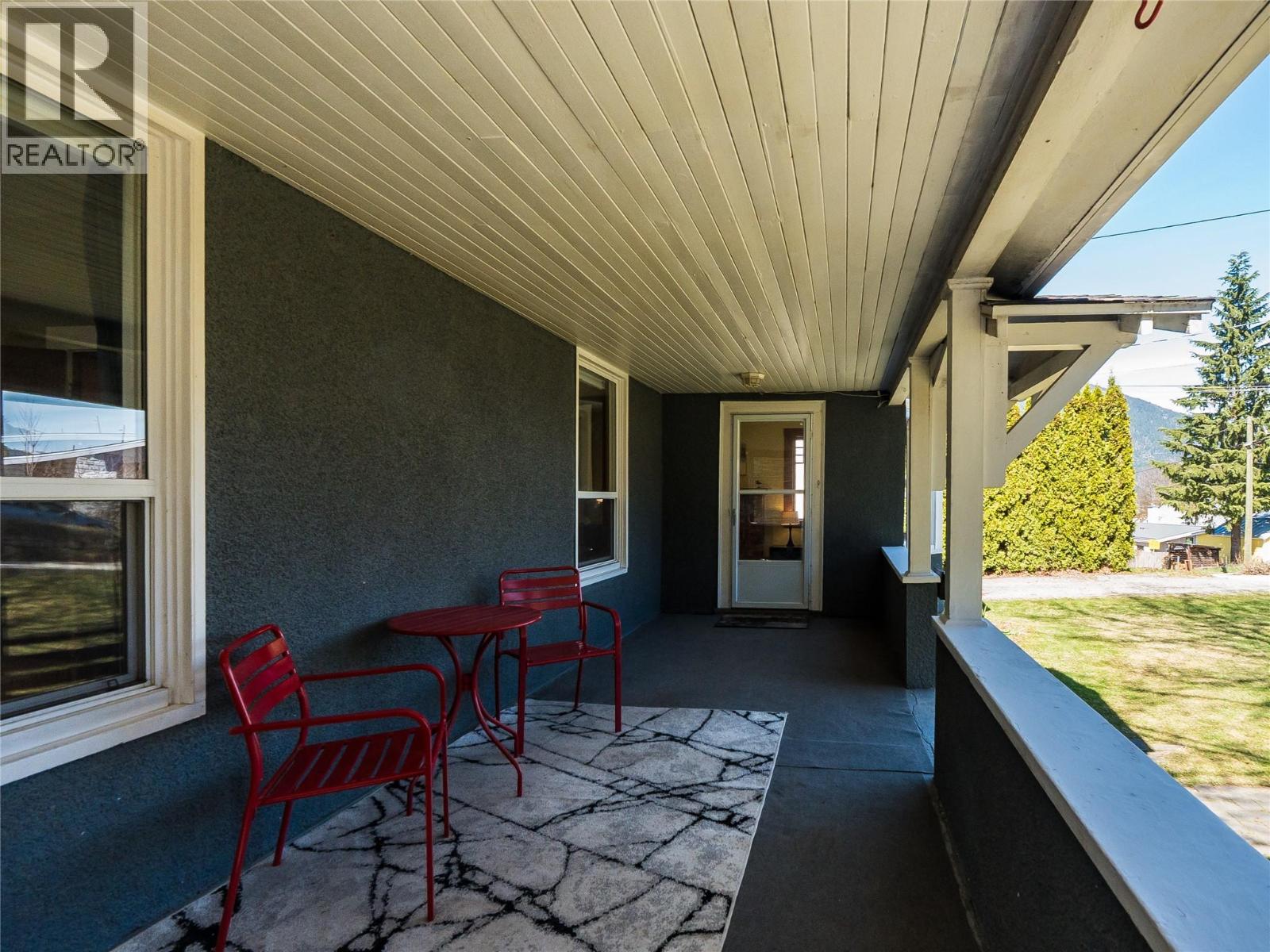 1320 Falls Street, Nelson, British Columbia  V1L 1J4 - Photo 4 - 10383379