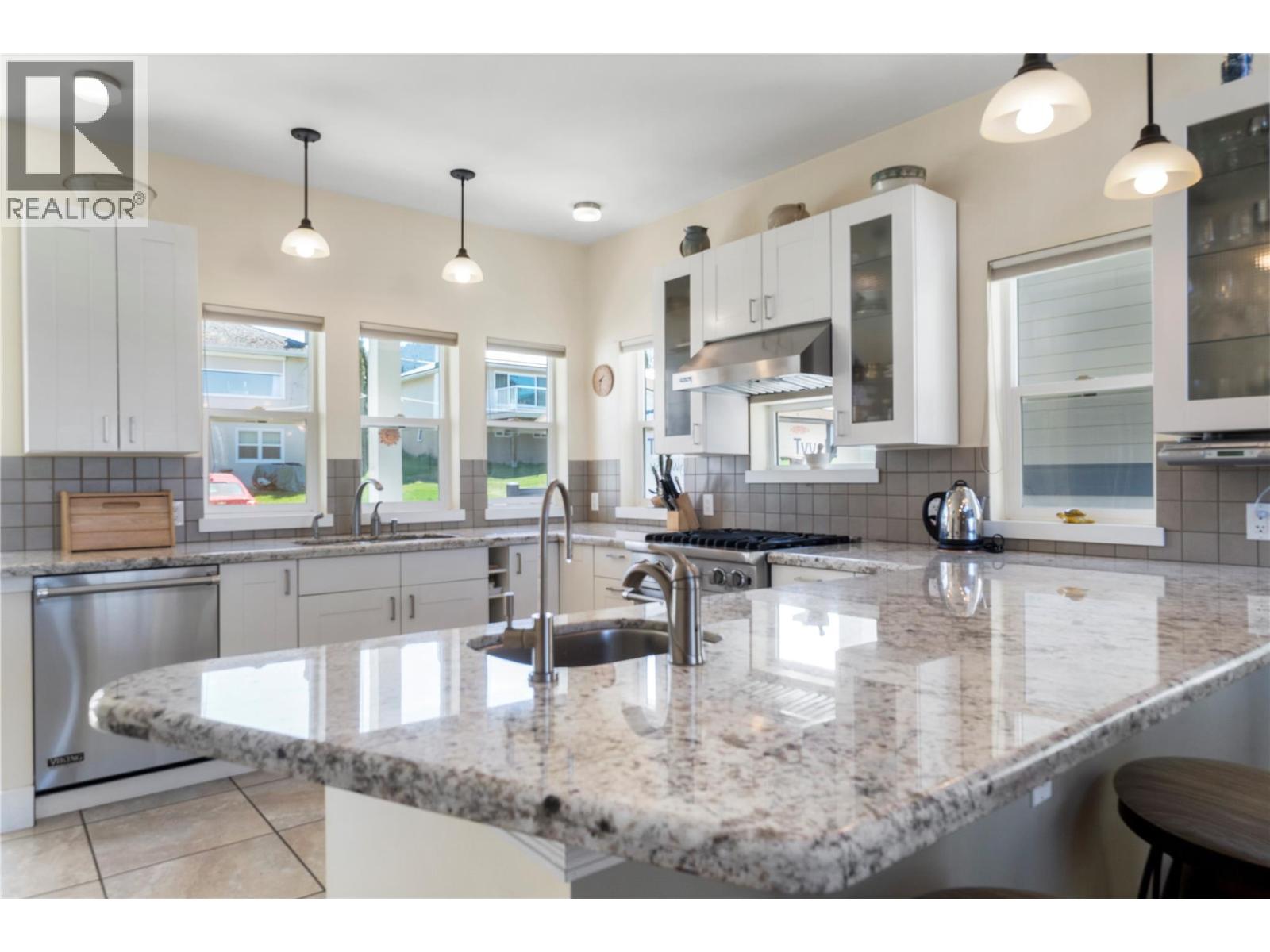 1050 9 Avenue Ne, Salmon Arm, British Columbia  V1E 4A8 - Photo 12 - 10383100