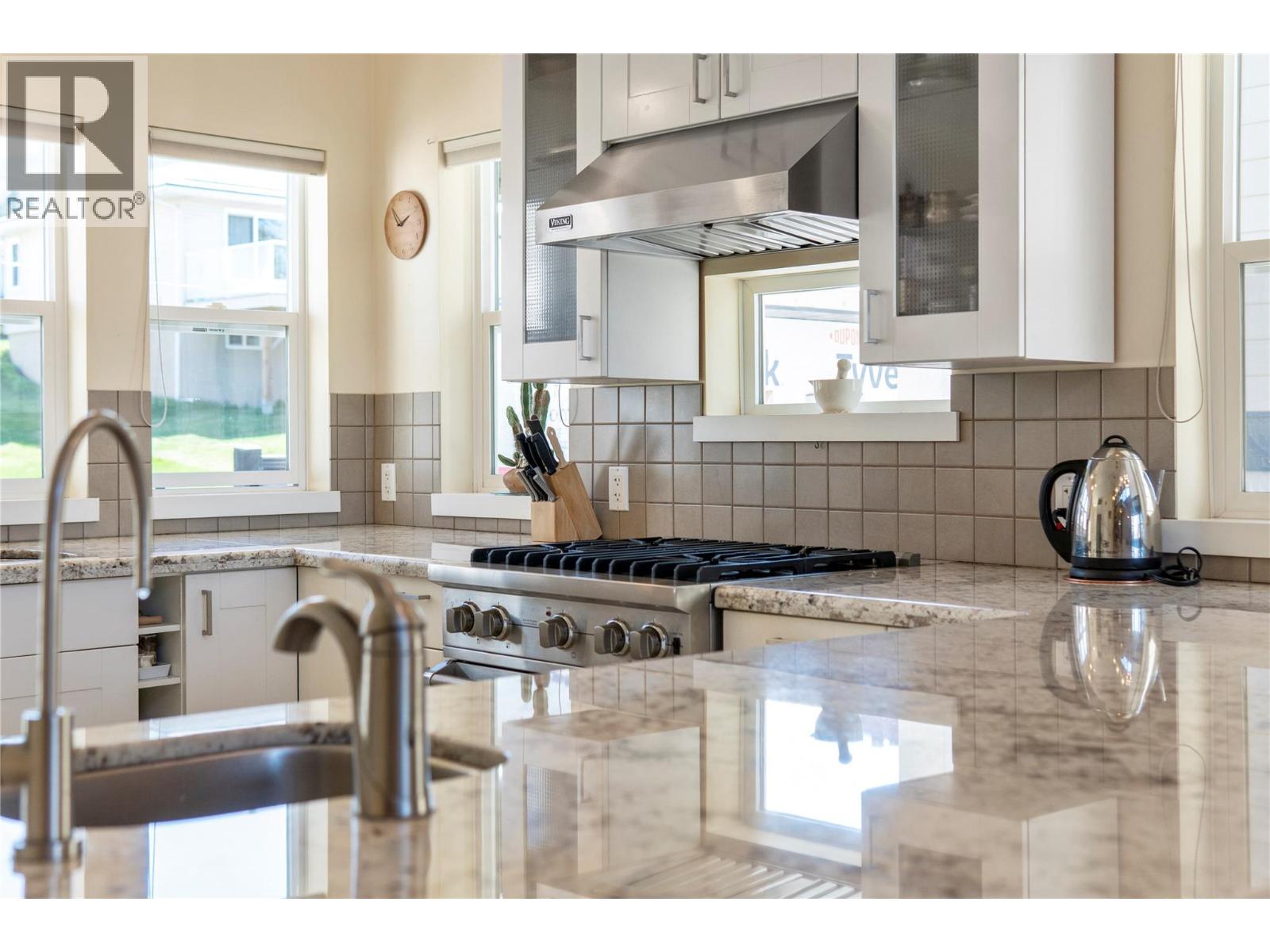 1050 9 Avenue Ne, Salmon Arm, British Columbia  V1E 4A8 - Photo 13 - 10383100