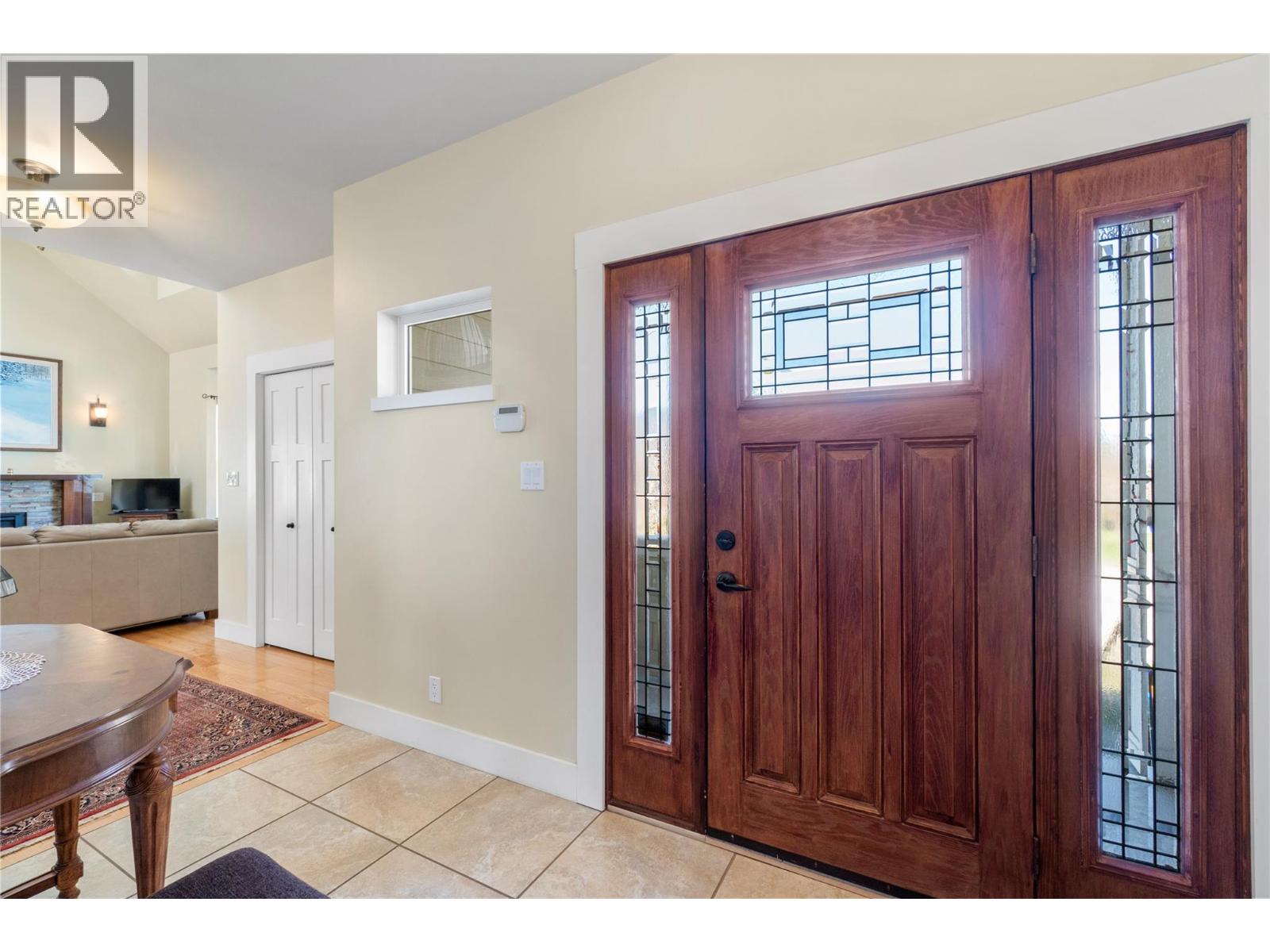 1050 9 Avenue Ne, Salmon Arm, British Columbia  V1E 4A8 - Photo 5 - 10383100