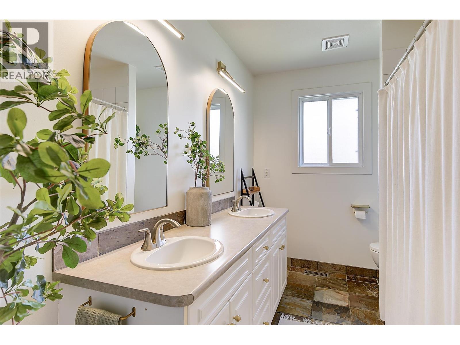 1520 Oakridge Road, Kelowna, British Columbia  V1W 3A9 - Photo 12 - 10383528