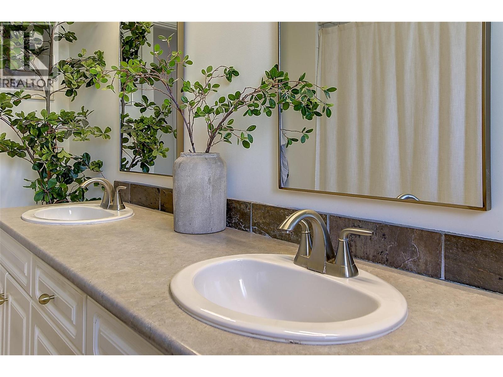 1520 Oakridge Road, Kelowna, British Columbia  V1W 3A9 - Photo 13 - 10383528