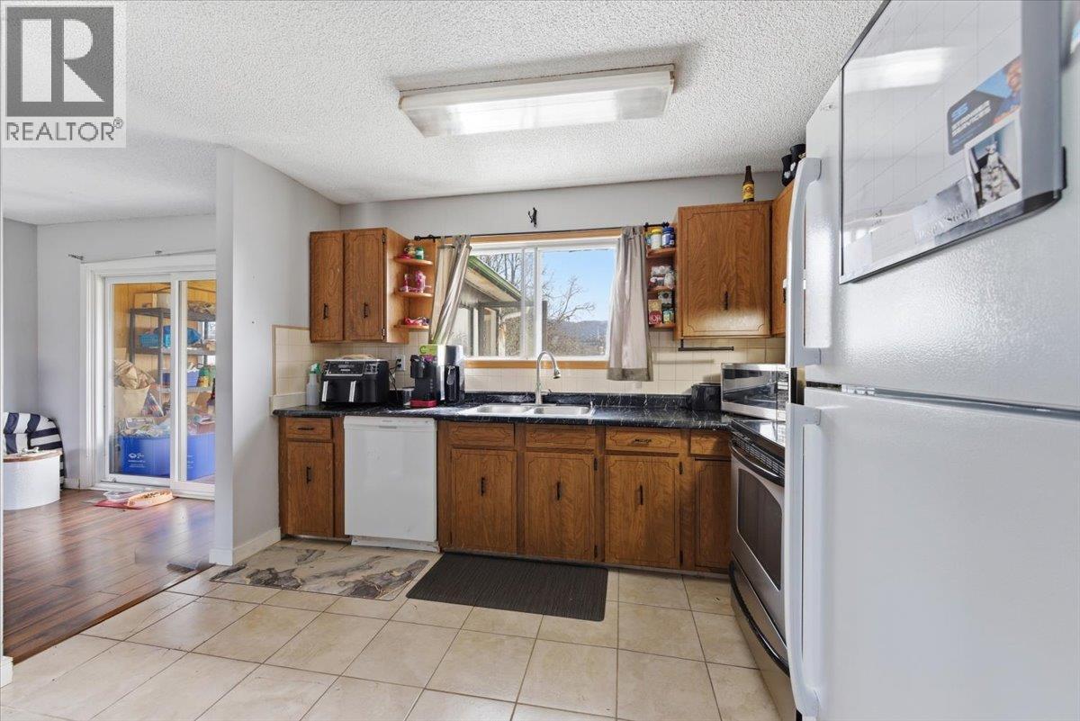 2002 21 Avenue, Vernon, British Columbia  V1T 7B9 - Photo 8 - 10383385