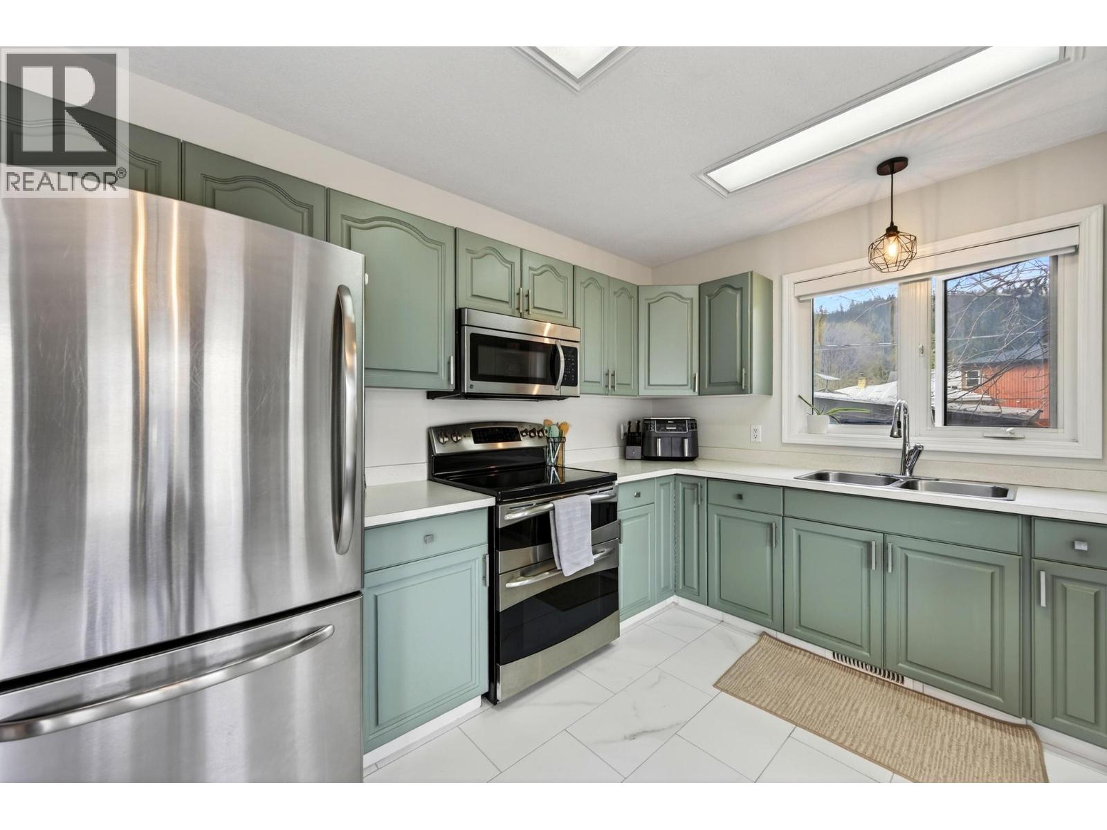 511 10th  S Street, Golden, British Columbia  V0A 1H0 - Photo 4 - 10383609