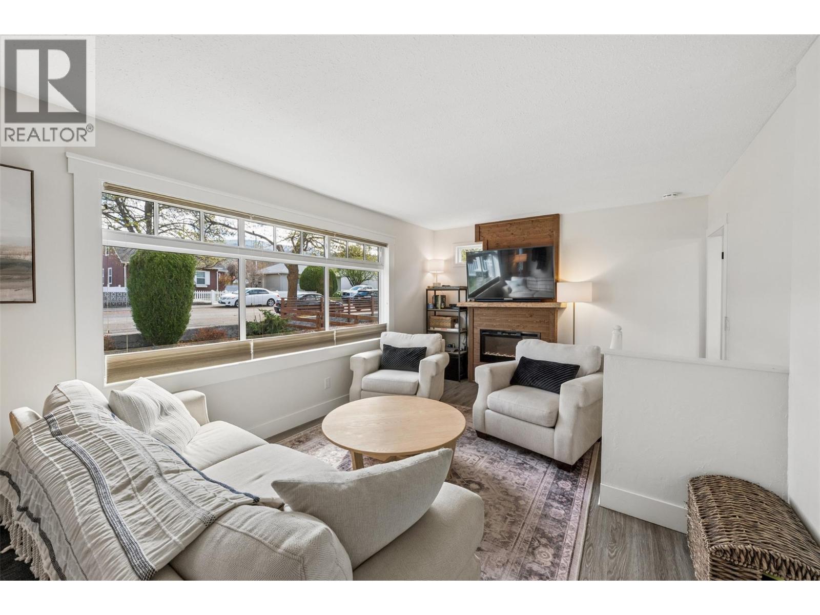 1111 Kilwinning Street, Penticton, British Columbia  V2A 4N9 - Photo 2 - 10383631