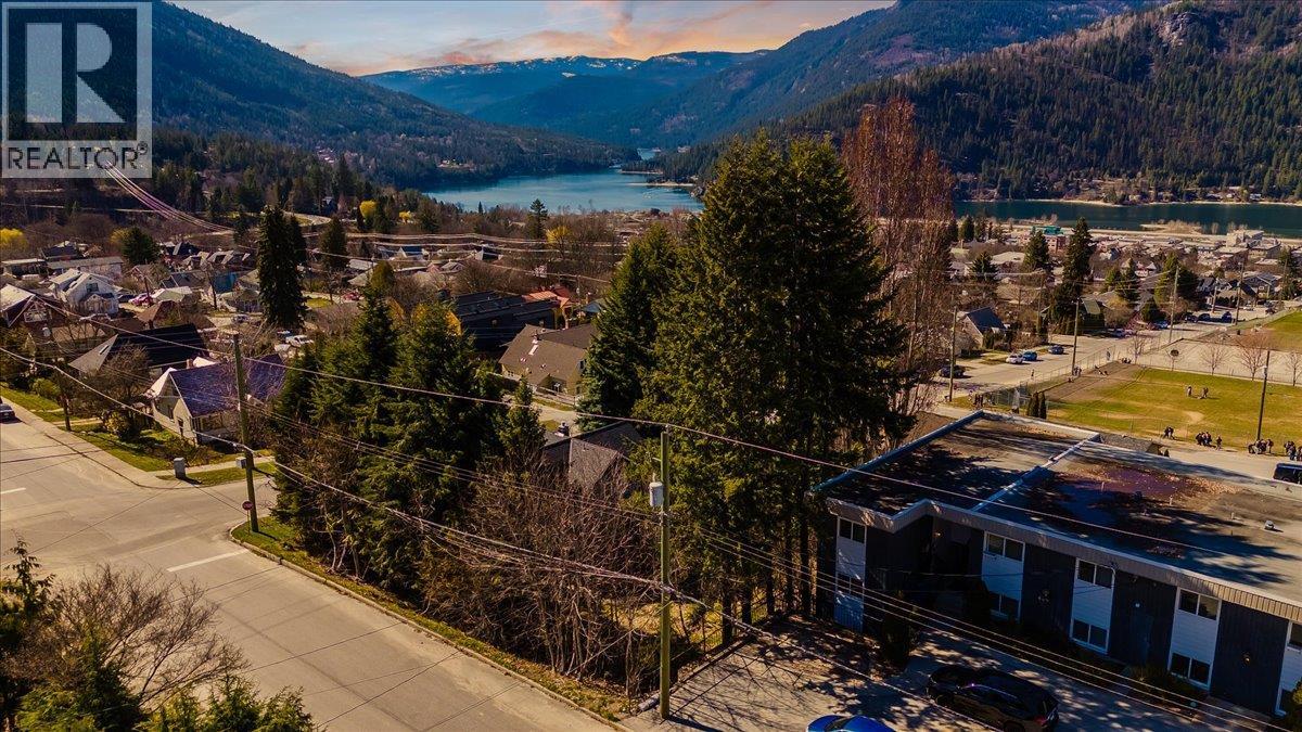605 & 607 Gore Street, Nelson, British Columbia  V1L 1Y2 - Photo 1 - 10383325