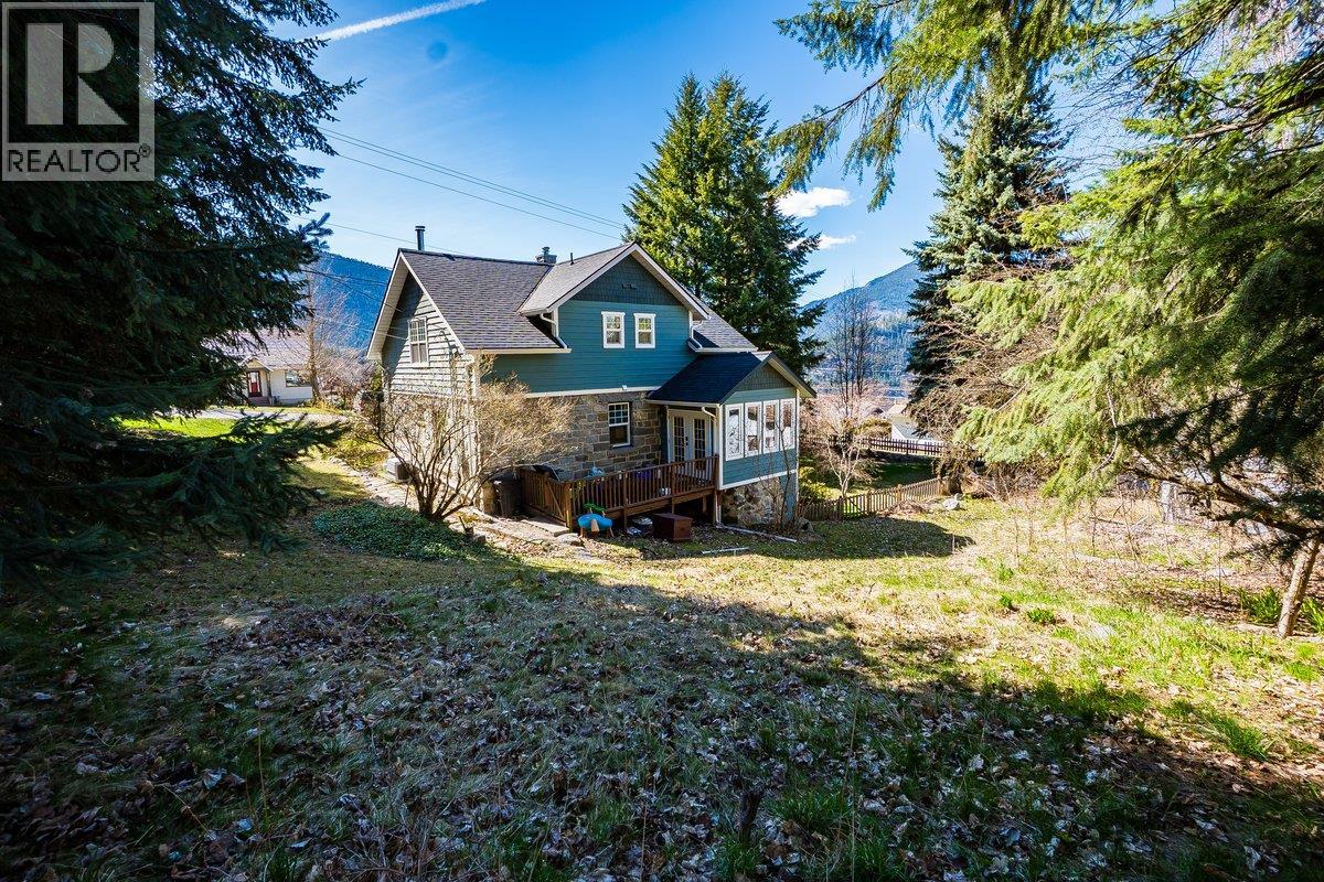 605 & 607 Gore Street, Nelson, British Columbia  V1L 1Y2 - Photo 2 - 10383325