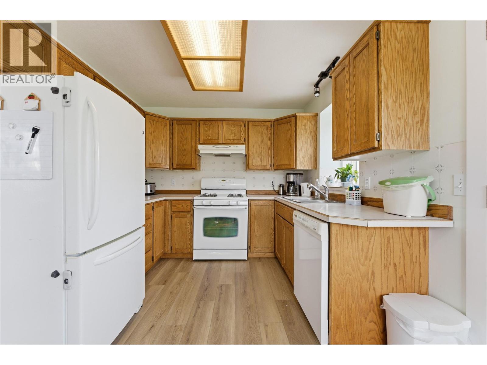 2160 Okanagan Street, Armstrong, British Columbia  V4Y 0C4 - Photo 11 - 10383437