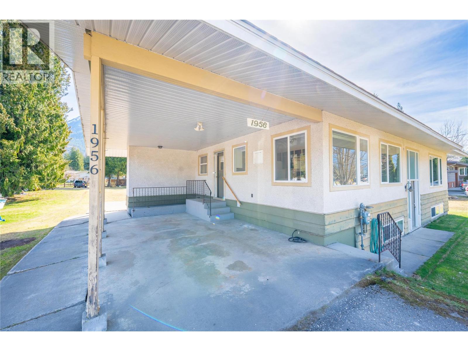 1956 Airport Way, Revelstoke, British Columbia  V0E 2S1 - Photo 8 - 10382333