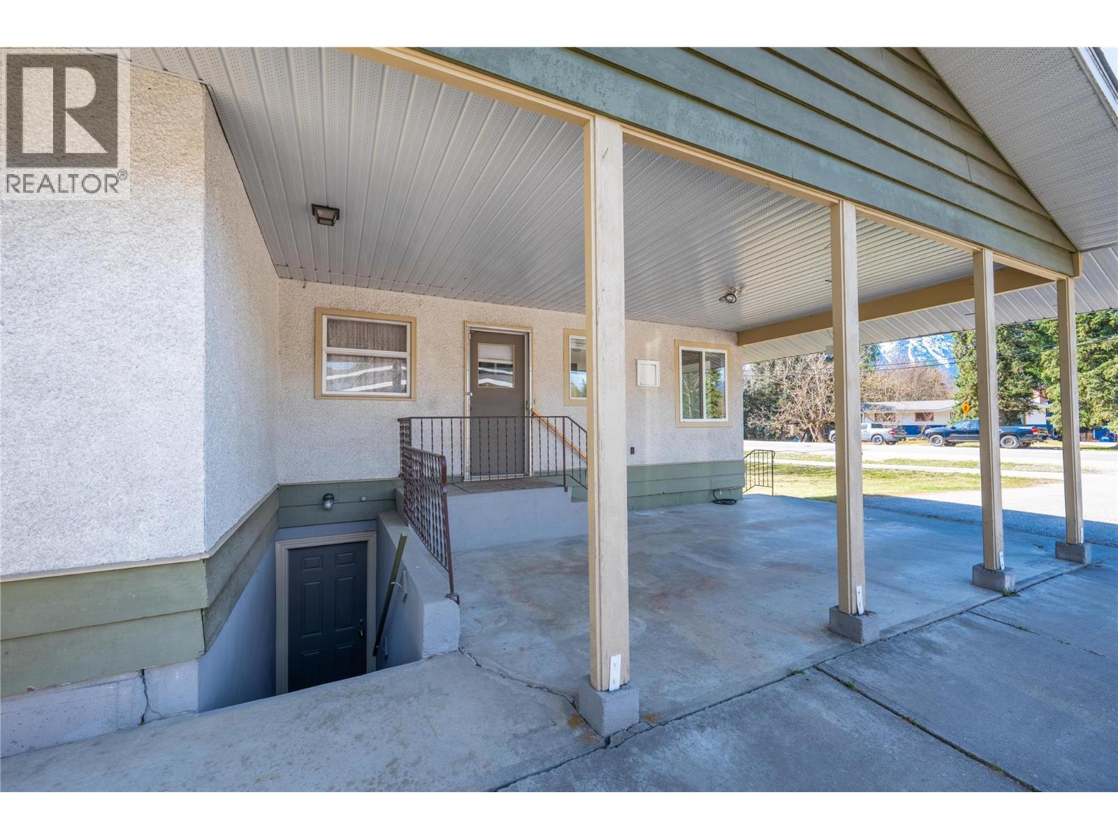 1956 Airport Way, Revelstoke, British Columbia  V0E 2S1 - Photo 9 - 10382333