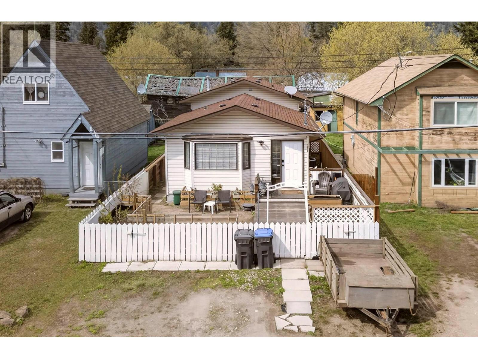 1018 Hillside Avenue, Chase, British Columbia  V0E 1M0 - Photo 2 - 10383717
