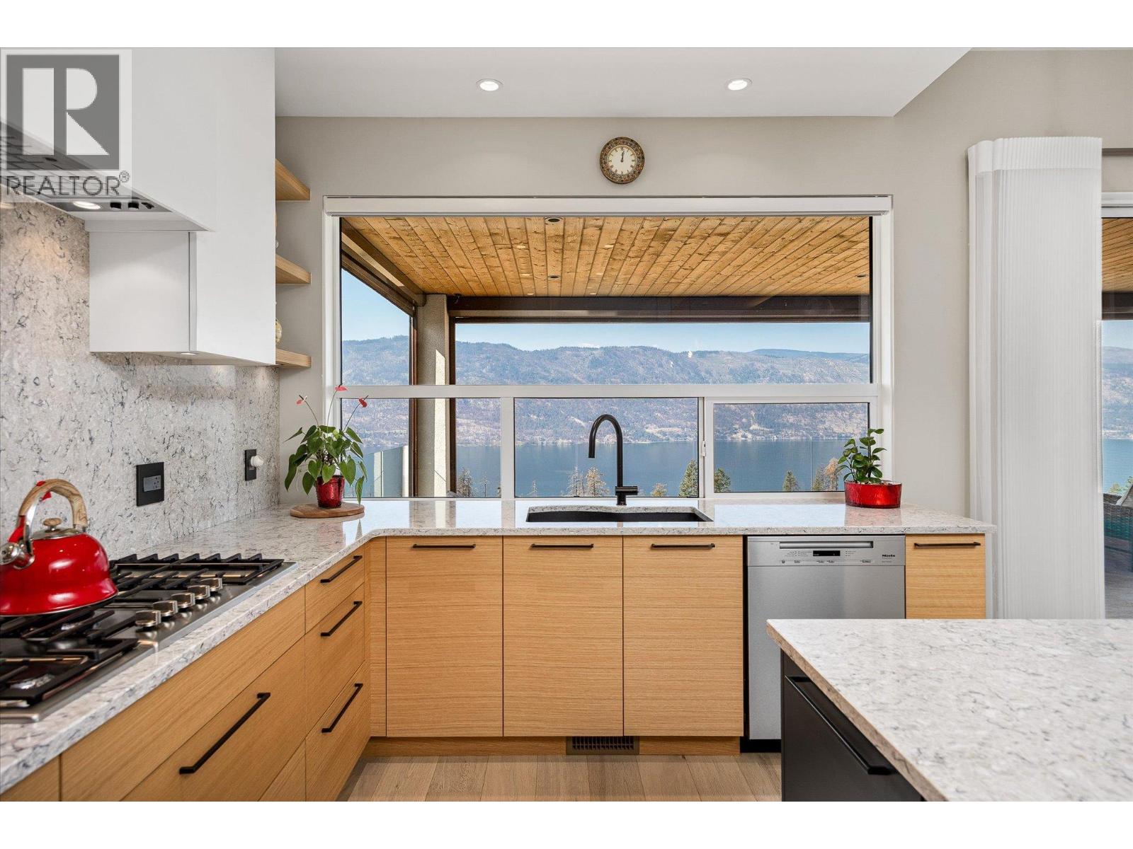 9814 Beacon Hill Crescent, Lake Country, British Columbia  V4V 0A9 - Photo 6 - 10383608