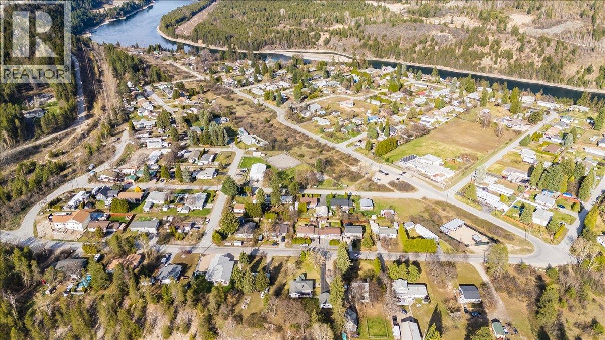 112 100th Street, Castlegar, British Columbia  V1N 3C5 - Photo 47 - 10383261