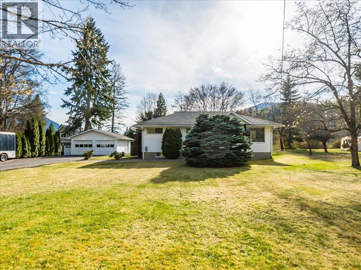 112 100th Street, Castlegar, British Columbia  V1N 3C5 - Photo 49 - 10383261